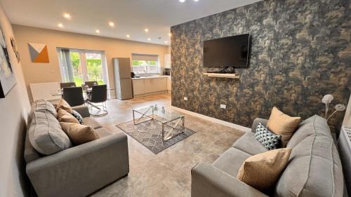 Barnt Green Casa | Stunning 5 Bed House - Central Solihull, NEC, B'ham Airport, Business and Leisure Stays