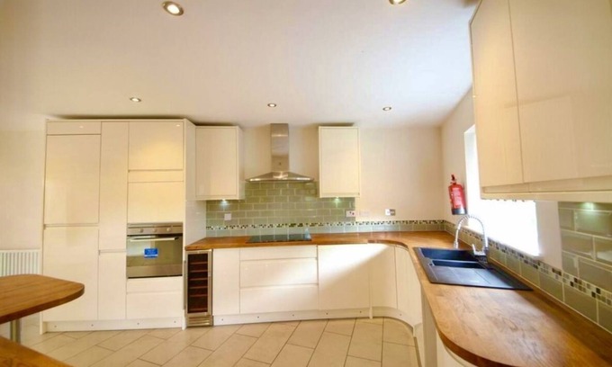 Peterborough Casa | Stunning 5-bed House in Peterborough, Host 15 g
