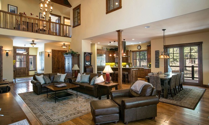 Truckee Cabina | Stunning 5 BR Home | Private Hot Tub| 2 Primary Rooms| Media Room, Pool Table & Ping Pong