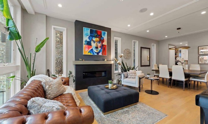 Wicker Park Casa | Stunning 5BR Home with 2 Rooftops, Sauna, Hot Tub!