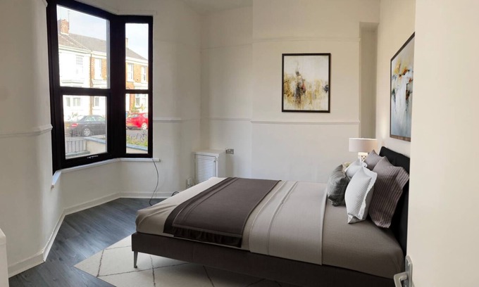 Kirkby Otro | Stunning 6-Bedroom House in Liverpool's Desirable L9 Area - ideal for groups