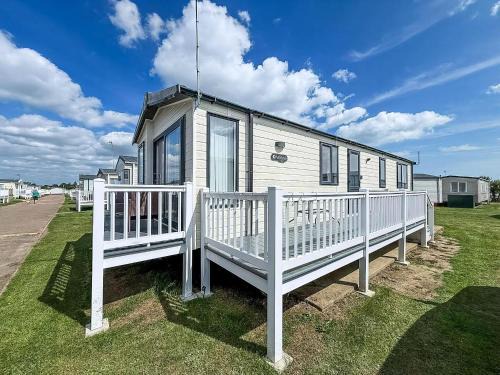 Pakefield Otro | Stunning 6 Berth Caravan, Close To The Beach In Suffolk Ref 68067Cr