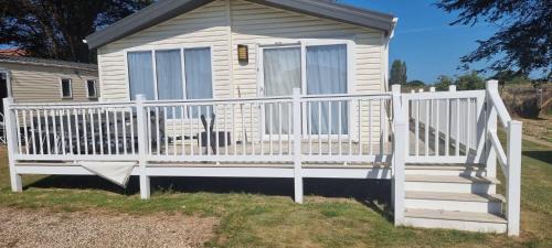 Clacton-on-Sea Cabina | Stunning 6 Berth Lodge With Decking At Valley Farm Holiday Park Ref 46735V