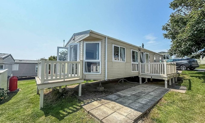 Winestead Casa | Stunning 8 berth caravan with decking and unlimited Wi-Fi, ref 71012P