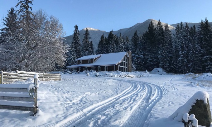 Sun Peaks Casa | Esquía en Sun Peaks y quédate en nuestro Family Lodge & 8 Cabins en 80 Acres