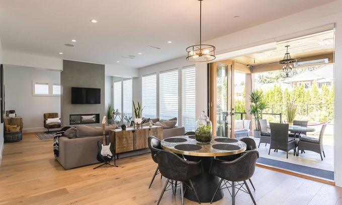 Coquitlam Casa | Stunning and Luxurious 3 Bedroom Mansion Beside Como Lake and Blue Mountain Park