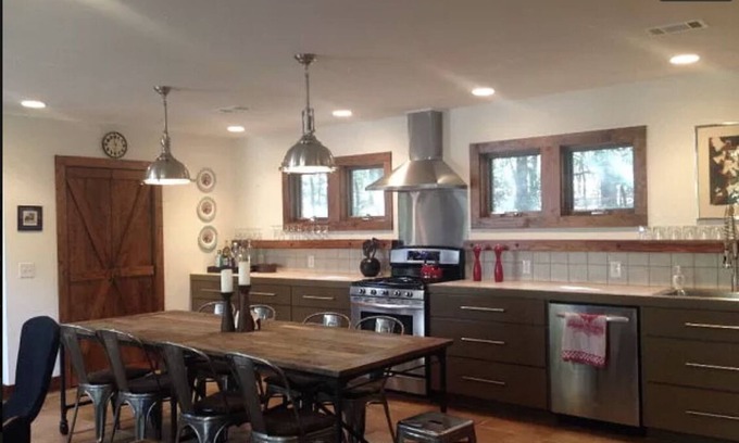 Aiken Cabaña | Stunning and private mid-century modern inspired cottage nestled in the woods.