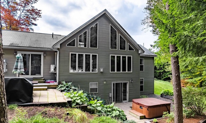 Otis Casa | Stunning and Serene Springy Pond Gem; close to Acadia, Bar Harbor. Pets welcome!