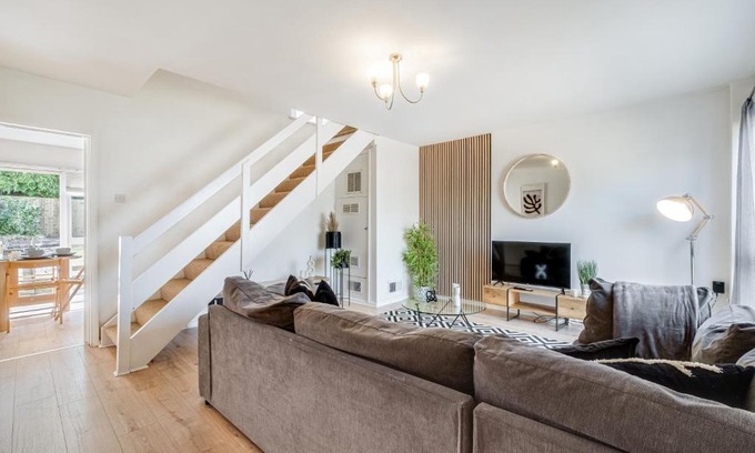 Northampton Apartamento | Stunning and Spacious Home by Our Home Short Stays with Free Parking and Ideal for families and contractors