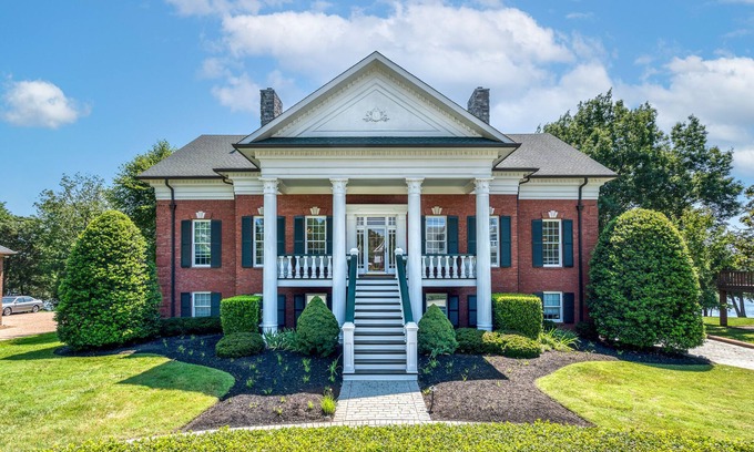 Gallatin Casa | Stunning And Spacious Nashville Home With In-Ground Pool On The Lake!