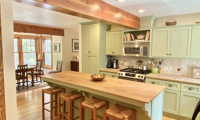 Fish Creek Cabaña | Stunning and Spectacular Cottage Nestled Amongst Lush Woods!