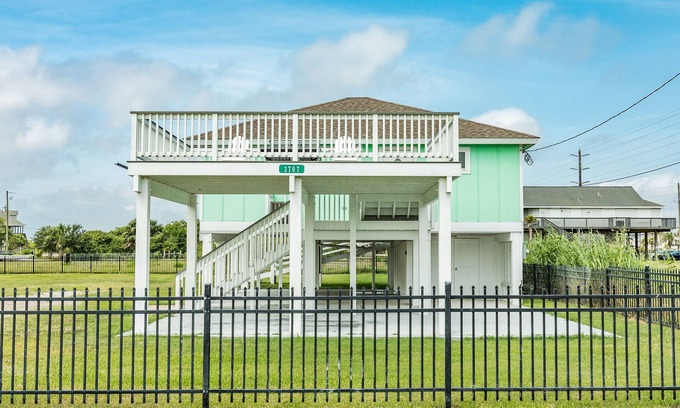 Galveston Casa | Stunning and sunny home with viewing deck, large enclosed yard, & washer/dryer