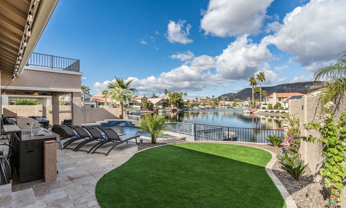 Arrowhead Lakes Casa | Stunning AZ Home On Lake!