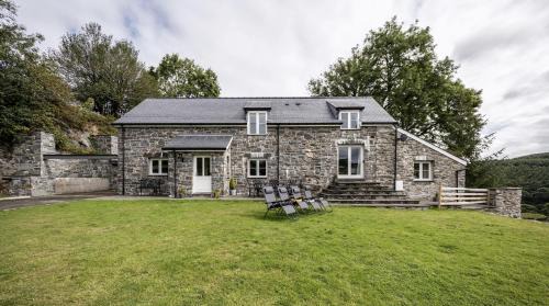 Betws Gwerfil Goch Casa | Stunning Barn Conversion with HOT TUB and ALPACAS - Ty Cerrig Barn
