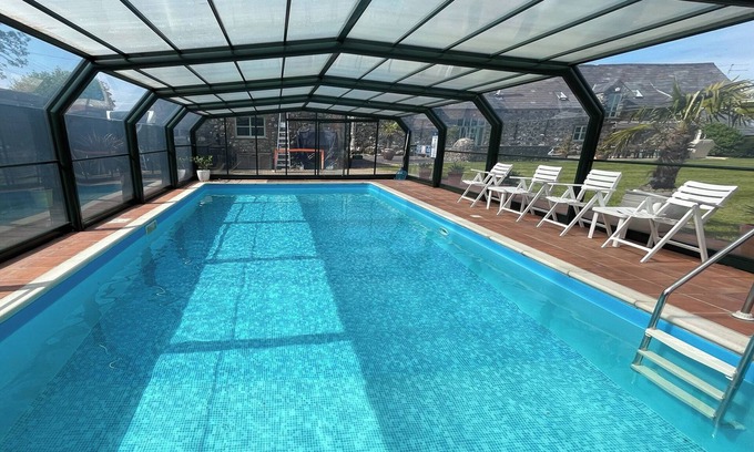 Chwilog Casa | Stunning Barn with Heated Swimming Pool & Tennis Court