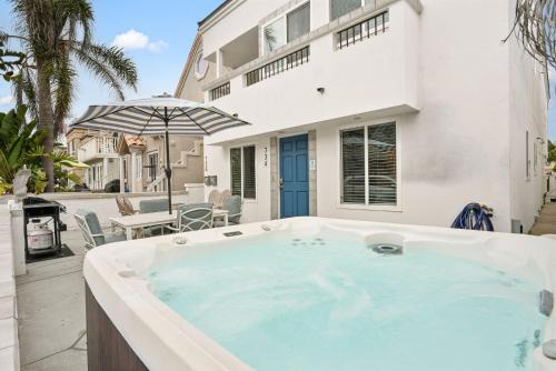 South Mission Beach Casa | Stunning Beach Delight with Hot Tub, Fire Pit, Parking & Walk to Beach!
