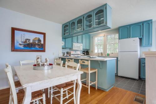 South Mission Beach Casa | Stunning Beach Home - Steps to the Bay,Beach, &Boardwalk w Grill & Patios