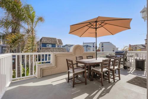 South Mission Beach Casa | Stunning Beach Home with Fireplace, Fast WiFi, Grill & Outdoor Seating!