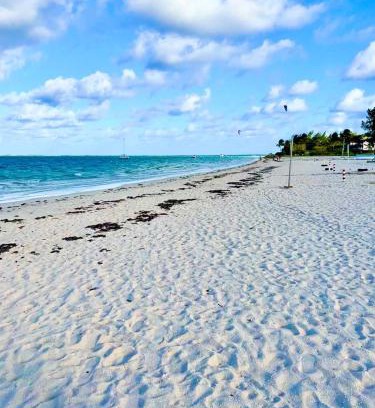 Blue Bay Apartamento | Stunning beachfront apartment, Seaview, 20 metres from beach