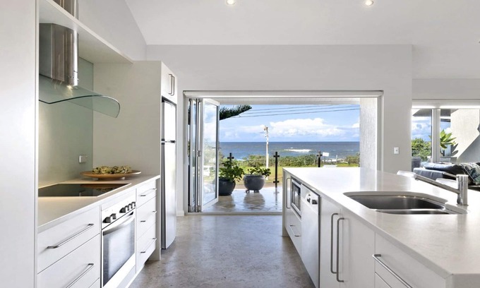 Copacabana Casa | Stunning beachfront location at Copacabana