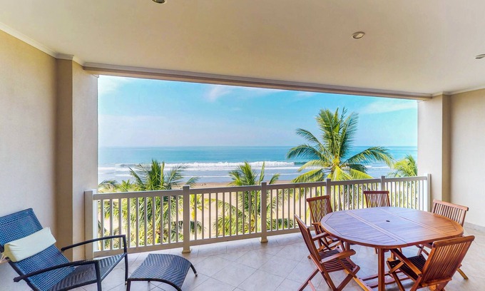 Barrio Los Faroles Apartamento | Impresionante condominio frente al mar con piscina compartida y amplias vistas al mar