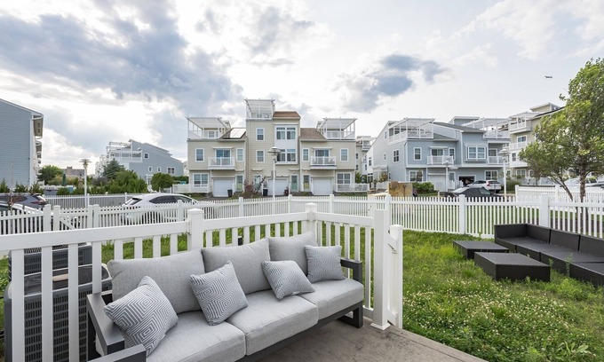 Queens Casa | Stunning Beachfront Queens Getaway 4 Bedroom Townhouse by Redawning