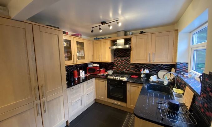 Coychurch Casa | Stunning Beautiful 4-Bed House in South Wales