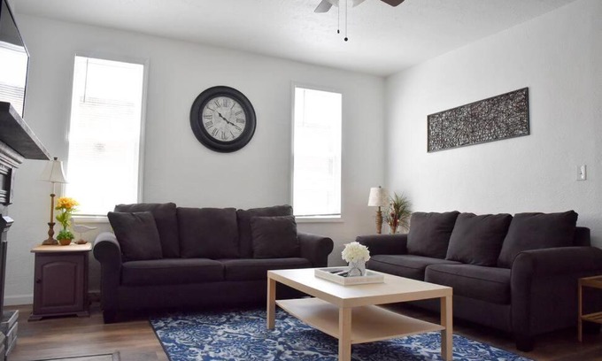 Crafton Casa | Stunning Big Home Near Downtown North Shore & More