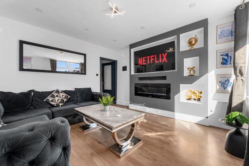 Bolton Casa | Stunning Bolton Abode - Sleeps 6 - Games Room & Free Parking