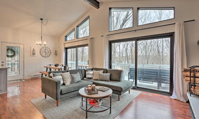 Bushkill Casa | Stunning Bushkill Getaway with Deck, 8 Mi to Skiing!
