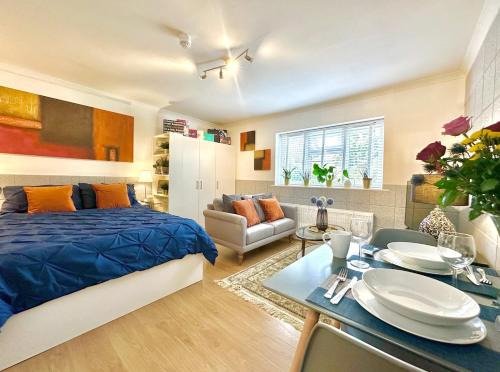 Ealing Broadway Apartamento | Stunning Business Travellers Studio En-Suite Bathroom Garden view