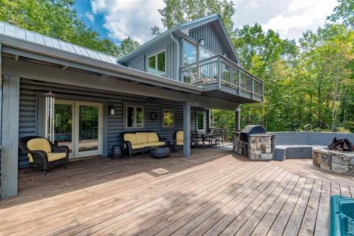Cleveland Casa | Stunning Cabin with Fire Pit, Hot-tub and Sauna in Cleveland, Georgia