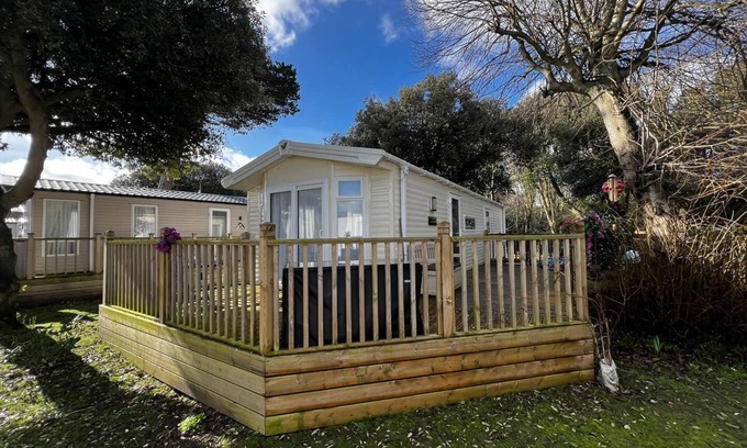 Corton Casa | Stunning caravan with decking at Azure Seas in Suffolk ref 32055AZ