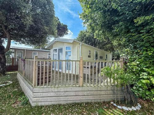 Corton Otro | Stunning Caravan With Decking At Azure Seas In Suffolk Ref 32055Az