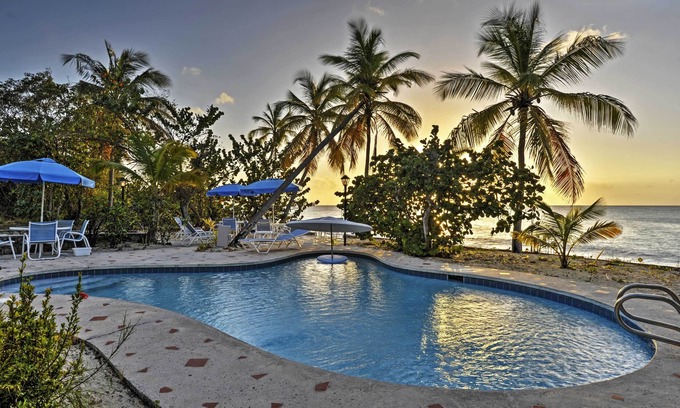 Plum Bay Villa | Villa frente al mar en Les Terres Basses con piscina y patio.