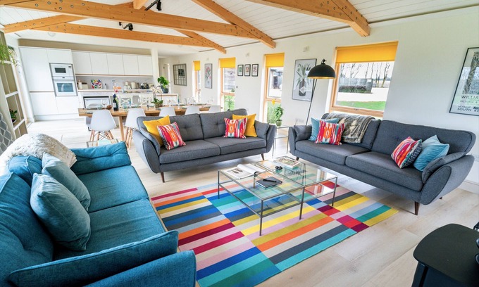 Ely Casa | Stunning Celebration Eco Cottage Sleeps 10 with River Views, Ely