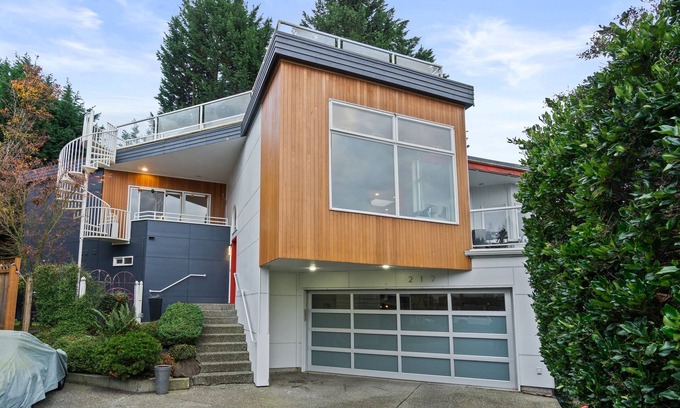 Kirkland Casa | Stunning, centrally located Modern Home with easy Lake access