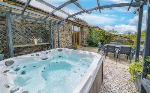Bretherdale Casa | Stunning Character Barn with a hot tub