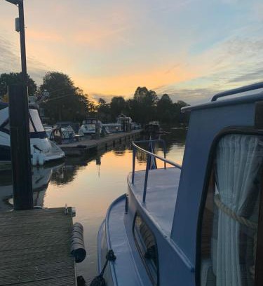 Bourne End Alquiler De Eote | Stunning Classic Dutch Barge near Henley & Marlow