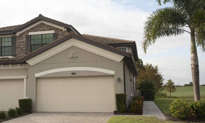 Lakewood Ranch Condominio | Stunning Coach Home~ 3/bed, 2/bath, First Floor with Golf Course View!