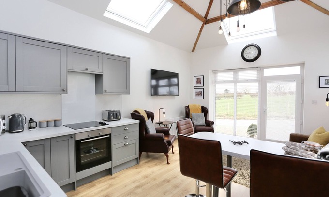 Hambleton Cabaña | Stunning Coach House with two bedrooms and parking
