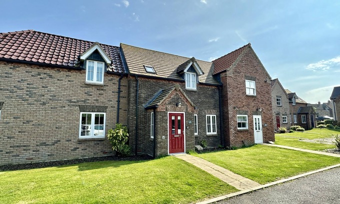 Filey Cabaña | Stunning Coastal Cottage - Sleeping 4 in 2 Bedrooms - Pool and Beach Access Included.