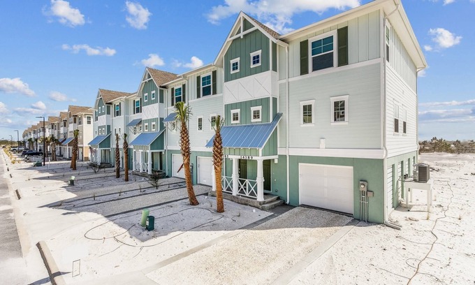 Ono Island Casa | Stunning Corner Townhome |Gulf Views |Beach Parking Pass |Dog Friendly |Free Golf |Beach Club |Pools