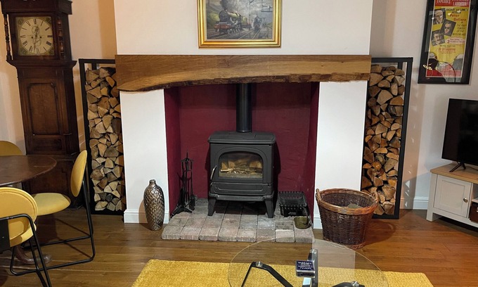 Frosterley Cabaña | Stunning Cottage with Log Burner-King Bed-Parking-Wifi-Dog Friendly