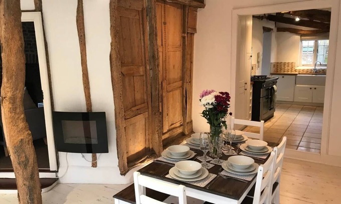 Watford Cabaña | Stunning cottage in picturesque village