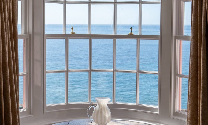 Lyme Regis Cabaña | Stunning cottage on Lyme Regis' seafront - magnificent ocean views. Sleeps 2+