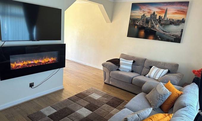 Aberdeen Casa | Stunning cozy three bedroom house near ARI