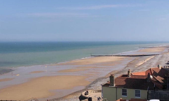 Cromer Casa | Stunning Cromer beach house with sea views