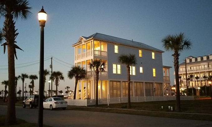 Beachtown Casa | ¡Maravilloso! Custom Beach House, a pasos de la playa, 3. 3 mi al centro de la ciudad, Strand