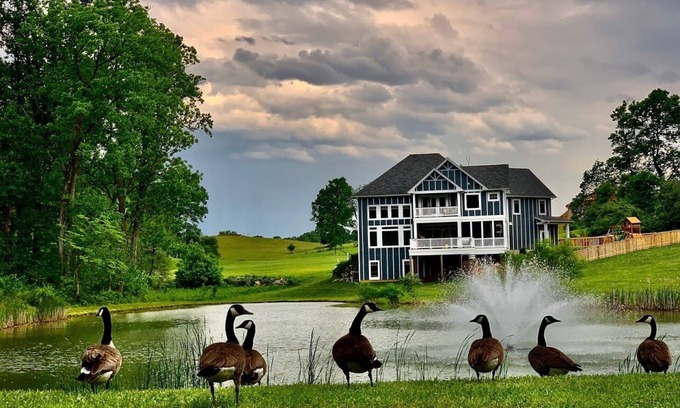Shepherdstown Casa | Stunning custom Shepherdstown waterfront retreat